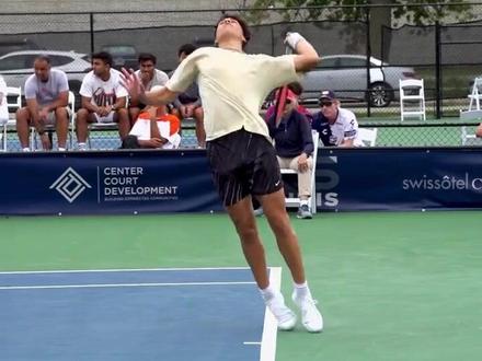 出了十足的 出了十足的